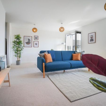 Stylish Apartment With Private Parking カーディフ エクステリア 写真