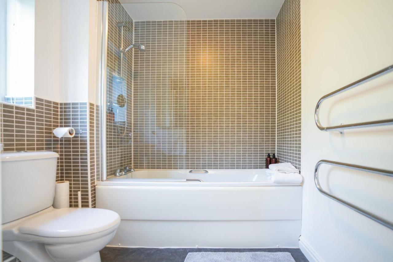 Stylish Apartment With Private Parking カーディフ エクステリア 写真