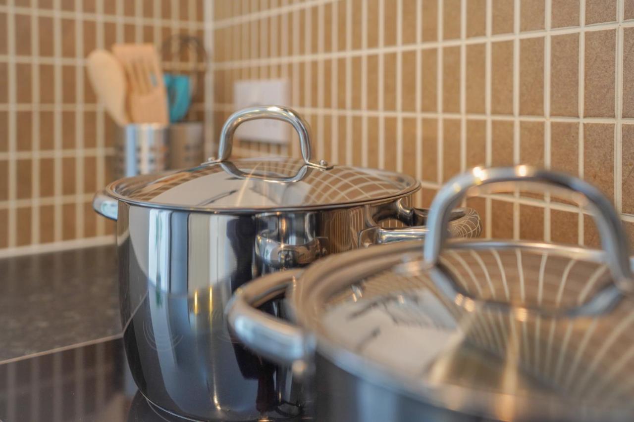 Stylish Apartment With Private Parking カーディフ エクステリア 写真